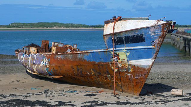 Barco varado y oxidado