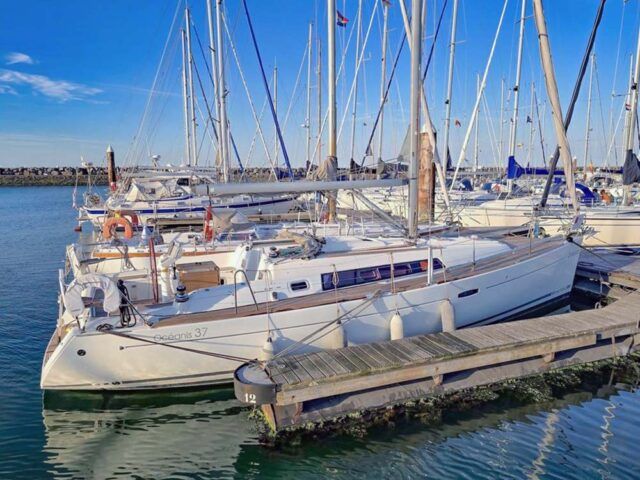 Beneteau Oceanis 37 sailboat data