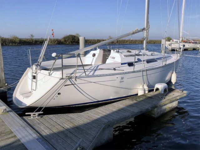 Dufour 30 Classic sailboat data