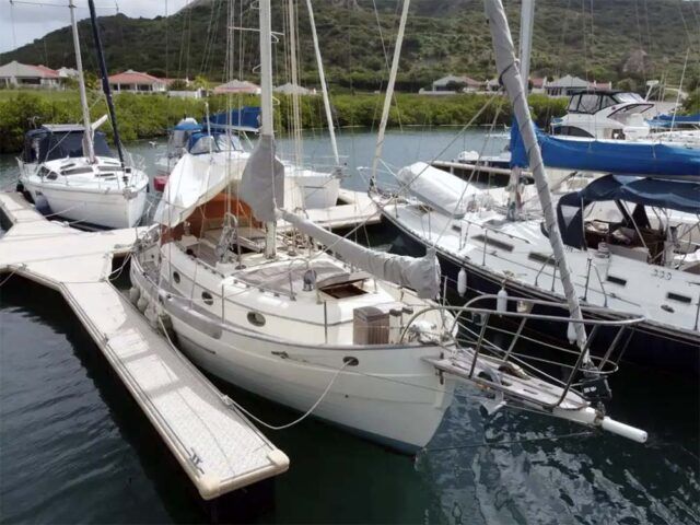 Hans Christian 33T sailboat data