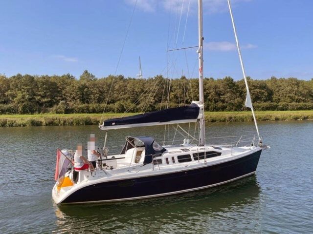 Hunter 336 sailboat data