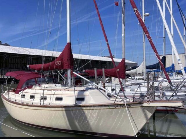 Island Packet 32 sailboat data
