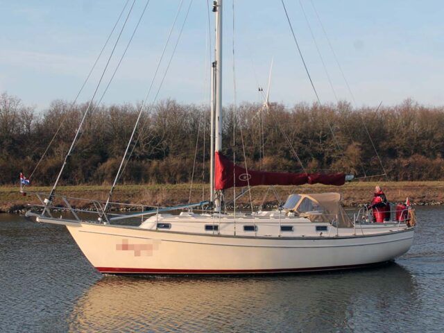 Island Packet 35 sailboat data