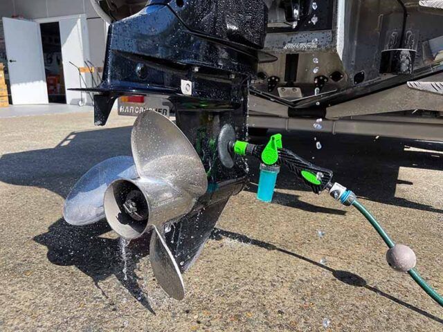 Motor fueraborda endulzándose