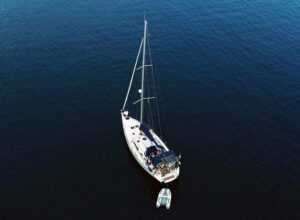 Cómo conseguir corriente a 220V en un barco con instalación de 12V
